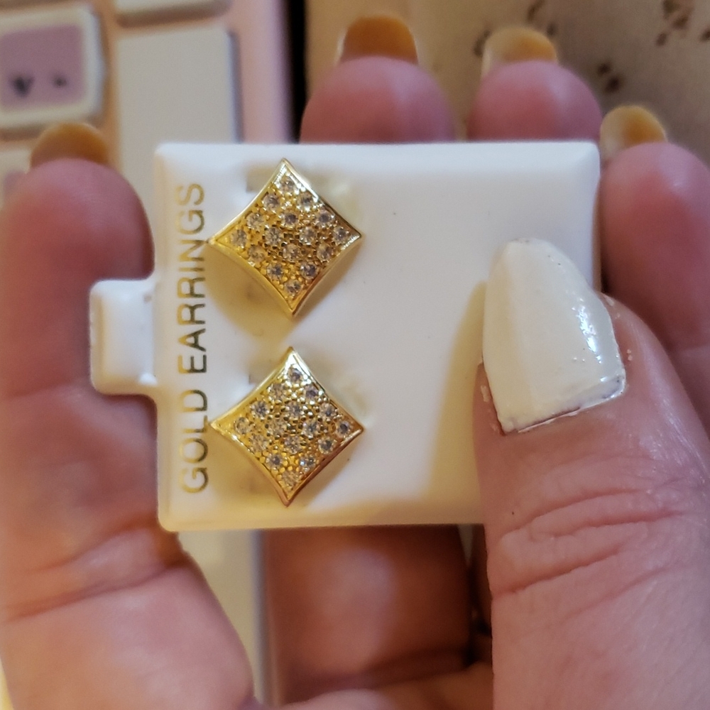 Gold earrings never worn